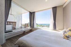 Quadruple Room with Ocean View | Minibar, desk, blackout drapes, free WiFi