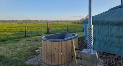 Beautiful Rural Yurt With Wood Fired hot tub