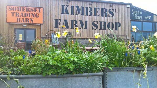 A farm shop with a sign for 'Somerset Trading Barn' and 'Kimbers Farm Shop'. - Beautiful Rural Yurt With Wood Fired hot tub (Wincanton)
