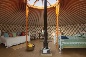 1 bedroom, bed sheets - Beautiful Rural Yurt With Wood Fired hot tub (Wincanton)