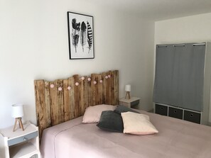 2 slaapkamers, een strijkplank/strijkijzer, wifi, beddengoed