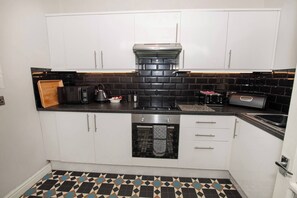 Fridge, microwave, oven, stovetop - Cosy Apartment in The Heart of The Old Town (flat 2, scarborough, YO11 1QF)