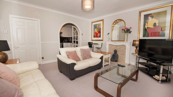 TV - Cosy Apartment in The Heart of The Old Town (flat 2, scarborough, YO11 1QF)