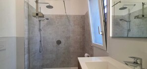 Bathtub, hair dryer, bidet, towels