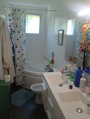Bathtub, hair dryer, towels