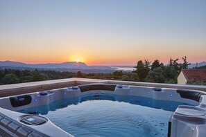 Tina de hidromasaje al aire libre