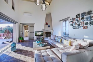 Smart TV, fireplace, Netflix, DVD player