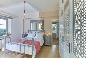 4 habitaciones, caja de seguridad en la habitación y escritorio 