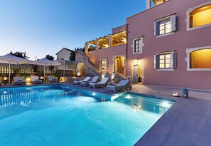 Alberca al aire libre y alberca climatizada