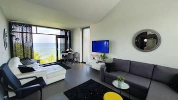 Departamento Deluxe | Área de sala de estar | Televisión de pantalla plana