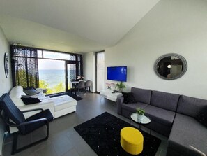 Deluxe-Apartment | Wohnbereich | Flachbildfernseher