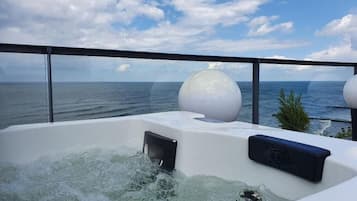 Deluxe Apartment | Jetted tub