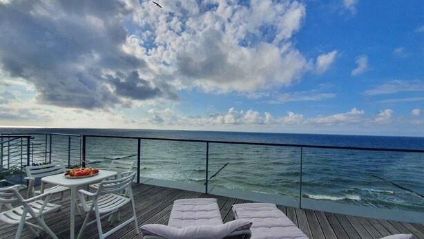 A deck with outdoor seating and a view of the ocean. - Apartamenty Boulevard - 365PAM (Ustronie Morskie)