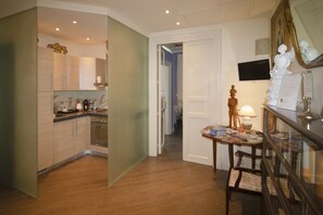 Fridge, oven, stovetop, coffee/tea maker