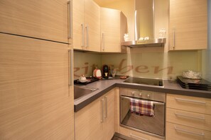 Fridge, oven, stovetop, coffee/tea maker
