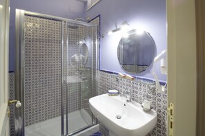 Dusche, Haartrockner, Bidet, Handtücher