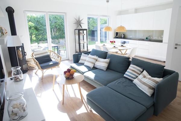 Apartment | Living room | Flat-screen TV