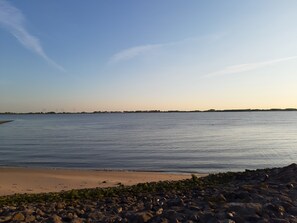 Vlak bij het strand, wit zand, een strandbar