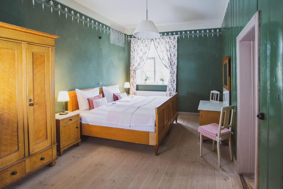 Egyptian cotton sheets, premium bedding, pillow-top beds, soundproofing
