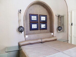 3 chambres, coffres-forts dans les chambres, fer et planche à repasser