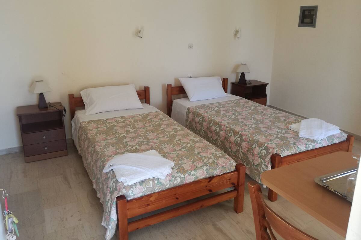 Studio | Laptop workspace, WiFi (free), bed sheets