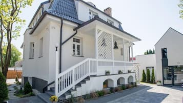 Vista frontal de la propiedad