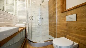 Apartamento | Banheiro | Chuveiro, secador de cabelo, toalhas de banho, sabonete