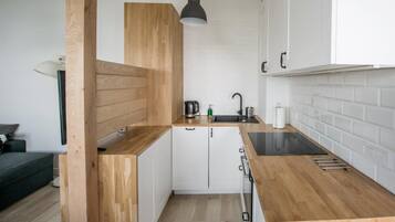 Departamento | Cocina privada | Refrigerador, parrilla de estufa y tetera eléctrica