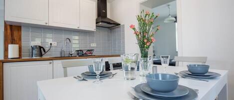 Apartamento | Cocina privada | Frigorífico, placa de cocina, hervidor eléctrico y utensilios de cocina