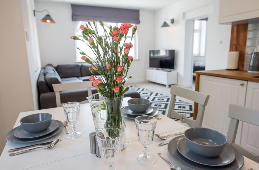 Apartment | Eigene Küche | Kühlschrank, Herdplatte, Wasserkocher, Kochgeschirr/Geschirr/Besteck