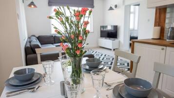 Apartment | Eigene Küche | Kühlschrank, Herdplatte, Wasserkocher, Kochgeschirr/Geschirr/Besteck