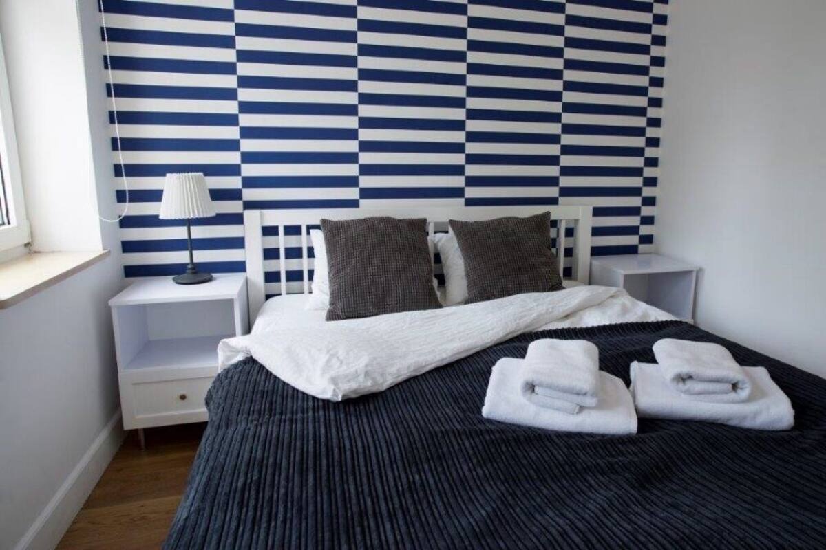 1 habitación, tabla de planchar con plancha, wifi gratis y ropa de cama