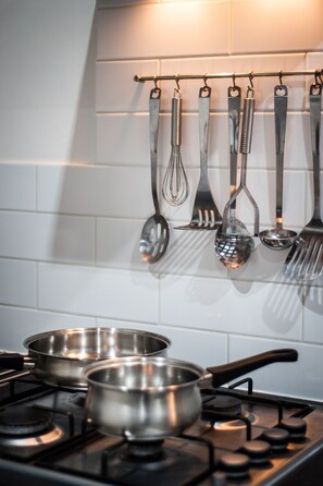 Kylskåp, mikrovågsugn, ugn och spishäll