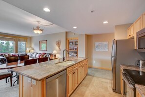 Fridge, microwave, oven, stovetop - Rare Center Village 3 Bedroom - Right in the heart of Center Village!! (Copper Mountain)