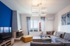 Smart-TV, Kamin, Bücher