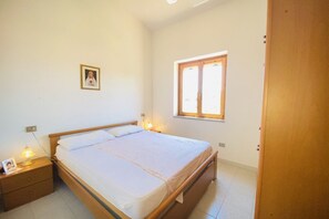 2 Schlafzimmer, Bügeleisen/Bügelbrett