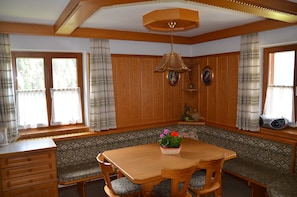 Dining - Vacation apartment with balcony and view of the mountains of the Hohe Tauern National Park (Matrei in Osttirol)