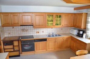 Microwave, oven, dishwasher, coffee/tea maker