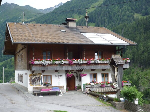 Exterior - Vacation apartment with balcony and view of the mountains of the Hohe Tauern National Park (Matrei in Osttirol)
