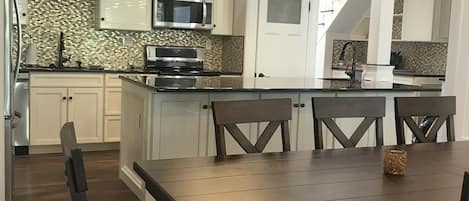 冷蔵庫、電子レンジ、オーブン、コンロ