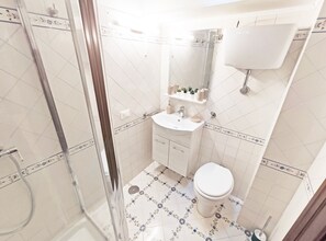 Shower, rainfall showerhead, bidet, towels - Goat Path (Positano)