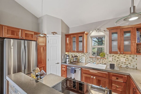 Fridge, microwave, oven, stovetop - Serene Eco-Friendly Guesthouse (Flagstaff)