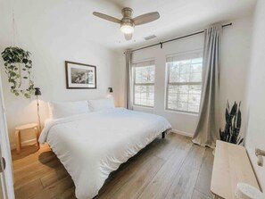 1 bedroom, desk, iron/ironing board, travel cot - Serene Eco-Friendly Guesthouse (Flagstaff)