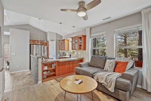 Smart TV, books - Serene Eco-Friendly Guesthouse (Flagstaff)