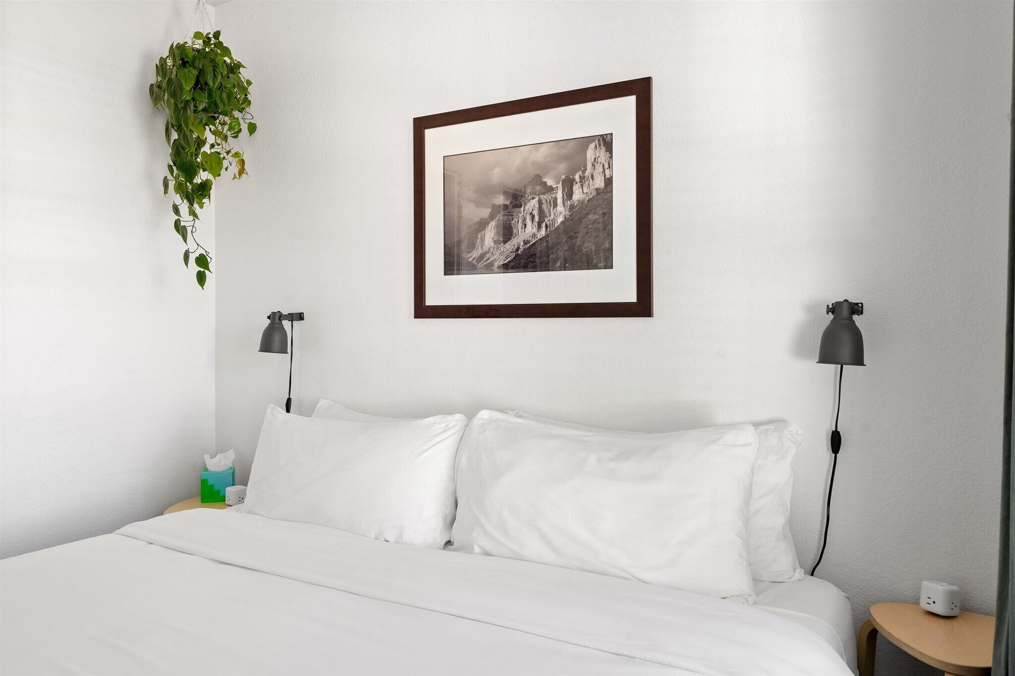 1 soverom, skrivebord, strykejern/-brett og reiseseng for barn