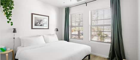 1 soverom, skrivebord, strykejern/-brett og reiseseng for barn