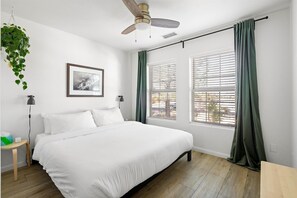 1 makuuhuone, työpöytä, silitysrauta/-lauta, vauvan matkasänky