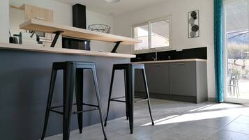 Réfrigérateur, micro-ondes, four, plaque de cuisson