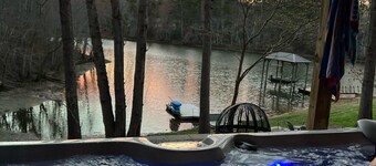 Lakefront- Stay, Soak, Paddle, Play & Relax! On Lake Lookout in Catawba, NC