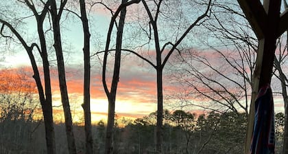 Lakefront- Stay, Soak, Paddle, Play & Relax! On Lake Lookout in Catawba, NC